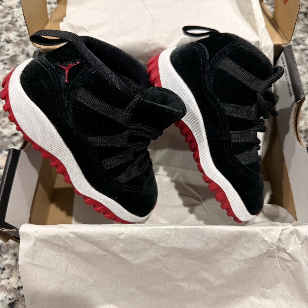 Jordan 11 - Black Velvet